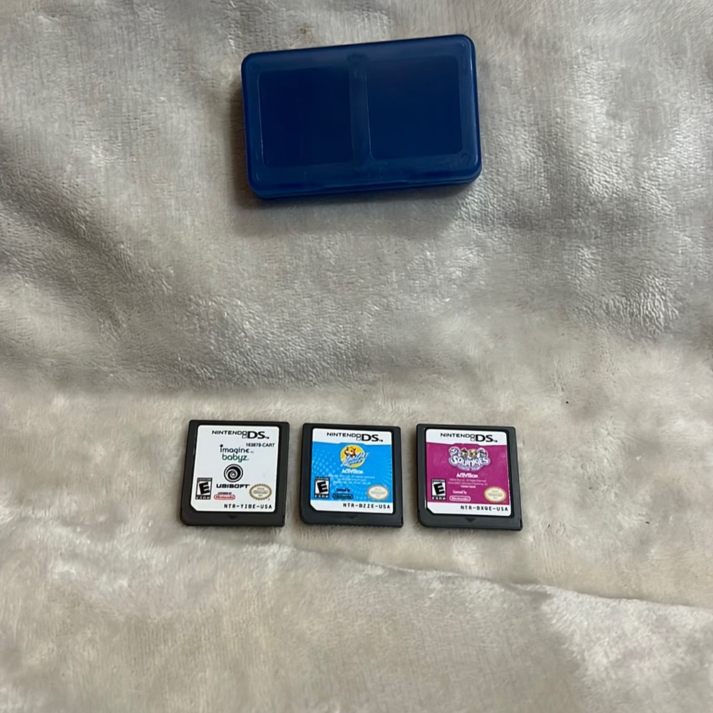 Nintendo DS case with three games